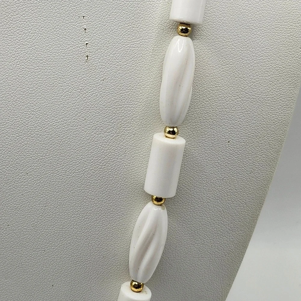 Vintage White Acrylic Beaded Necklace Gold Tone Spacer Accents Barrel‎ Swirl